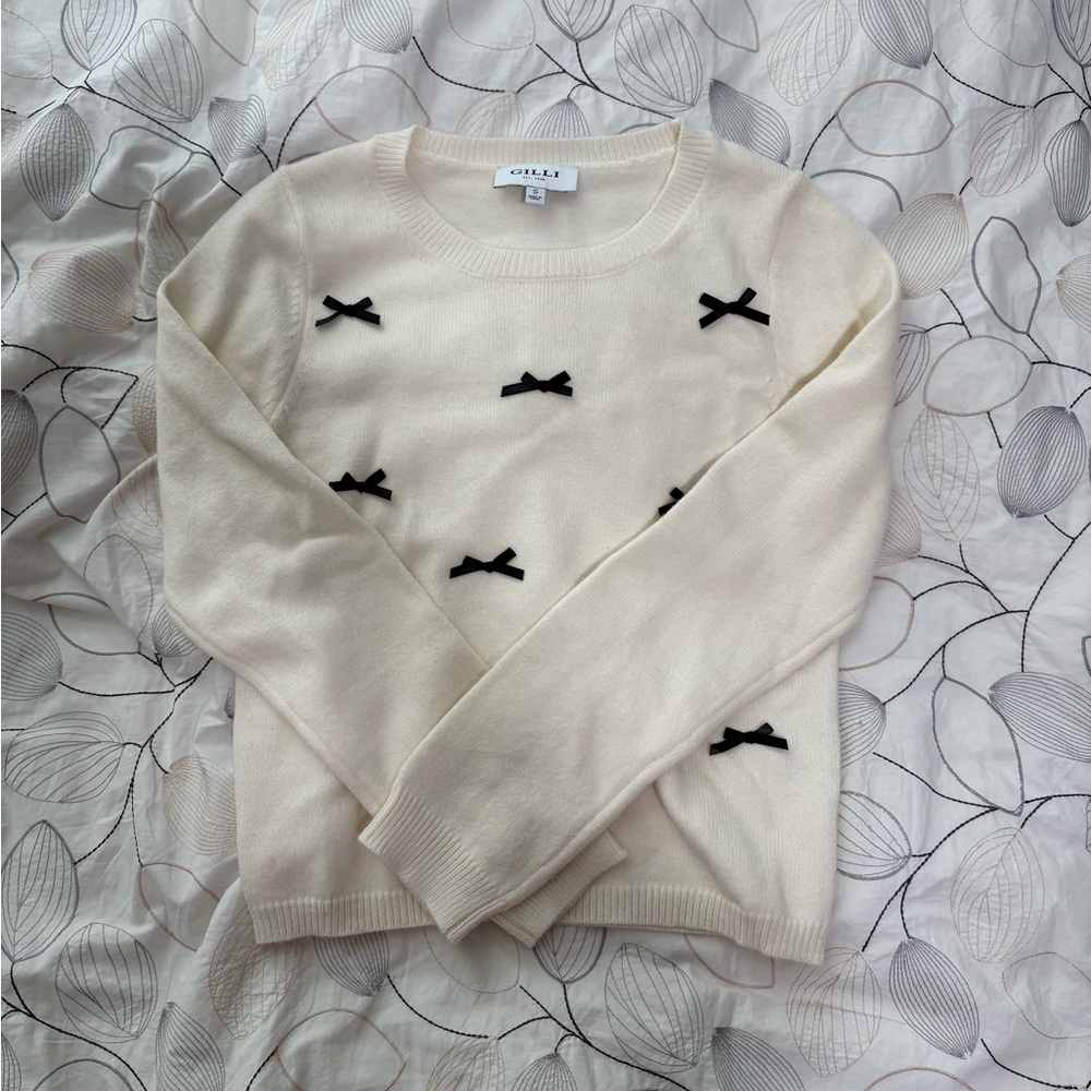 NEVER BEEN WORN Gilli Cream Sweater with Black Bow Accents